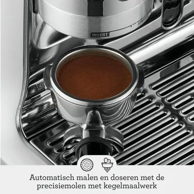 Demonstrates the automatic grinding and precise dosing feature of the espresso machine, highlighting its ease of use and consistency in coffee preparation.