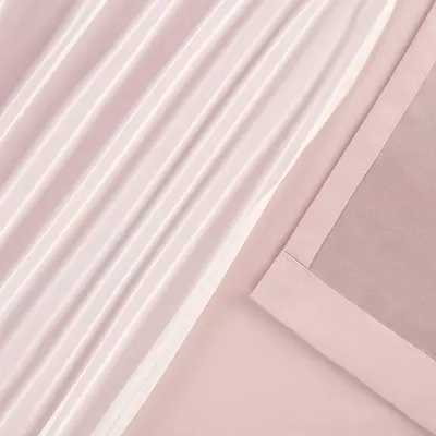 Highlights the soft, smooth texture of the fabric to convey comfort and quality.