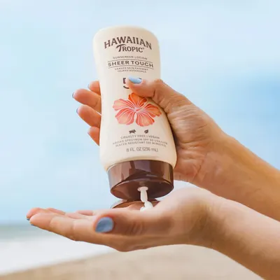 Demonstrates the lightweight, non-greasy texture of the sunscreen lotion to reassure customers about its comfortable application.