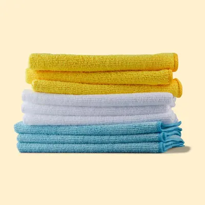 Shows the variety of microfiber cloths included in the product set, highlighting different colors available.