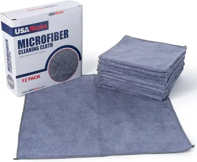 Shows the complete product package contents, highlighting the quantity and material of the cleaning cloths included.