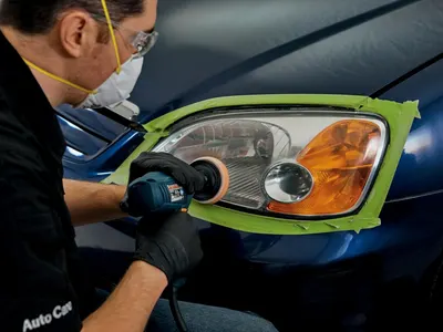 Demonstrates the process of restoring car headlights, showing a professional at work to build trust in the product's effectiveness.