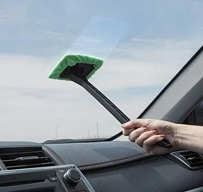 Demonstrates the proper use of the product for cleaning car windshields, showing its ease of use and effectiveness.