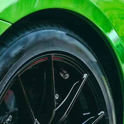 Highlights the high-quality, performance-oriented tires on the vehicle to emphasize its sporty nature and handling capabilities.