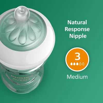 Highlights the bottle's natural response nipple feature, emphasizing its medium flow rate for optimal feeding.