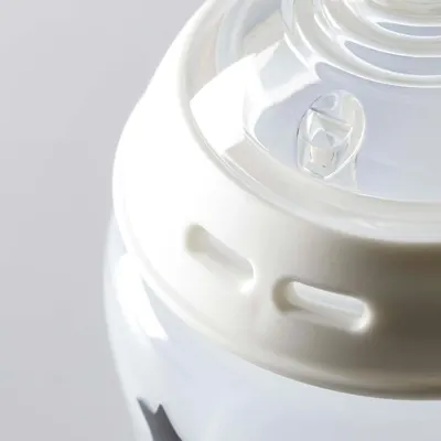 Highlights the product's spill-proof lid design to reassure customers about its leak-resistant capabilities.