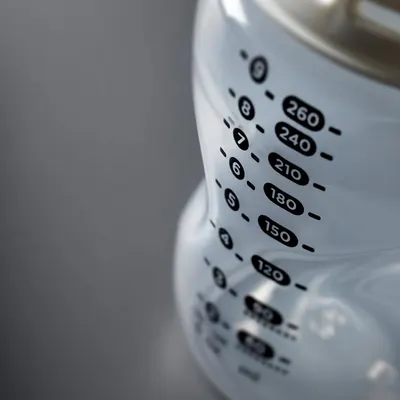 Shows the different volume measurements on the product, helping customers understand its capacity and how to use it for various recipes or portions.