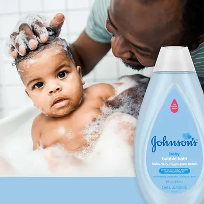 Demonstrates the product's gentle cleansing ability for baby's delicate skin, showing a father bathing a baby with the bubble bath.