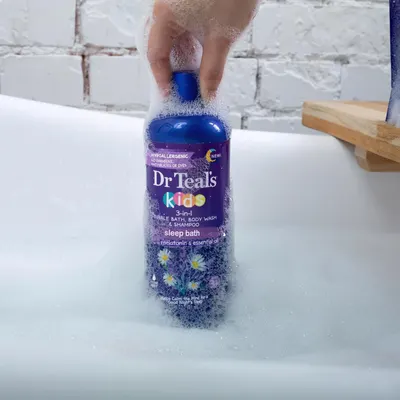 Demonstrates the product's foaming capability, showing how it creates a fun and effective bath experience for kids.