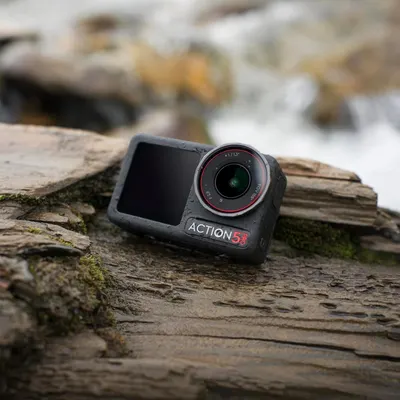 Demonstrates the camera's ability to withstand water and harsh outdoor conditions, reassuring potential buyers of its durability for adventure use.