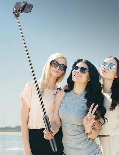 Demonstrates the selfie stick's ability to capture group photos and its suitability for outdoor activities. Shows the product being used in a real-world context, emphasizing its relevance for social…
