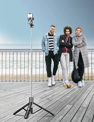 Demonstrates how the product can be used for taking group photos or selfies in various outdoor settings. Shows the product being used in a real-world context, emphasizing its suitability for outdoor…