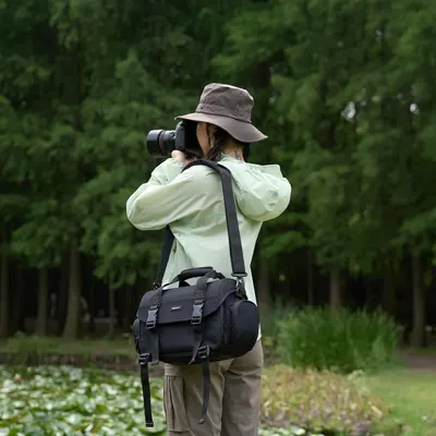 Demonstrates the product's suitability for outdoor photography, showing how it can be used in nature settings. Shows the product in use within a real-world context, emphasizing its practicality for…