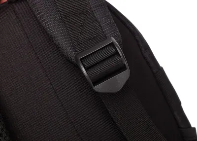 Highlights the adjustable strap feature of the bag, showing how it can be customized for comfort and fit.