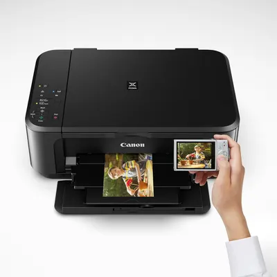 Demonstrates how to easily print photos directly from a camera or memory card, highlighting the printer's user-friendly features.