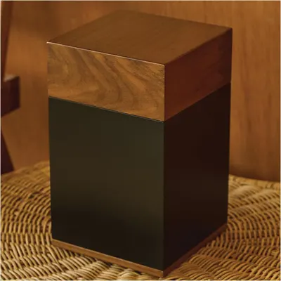 Showcases the high-quality materials and craftsmanship of the product, emphasizing its luxurious and elegant design.
