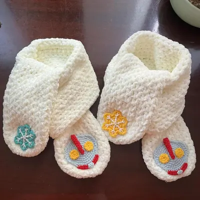 Showcases cute, handcrafted baby scarves to appeal to parents looking for unique, cozy accessories for their children.