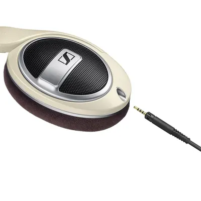 Demonstrates the premium audio quality of the headphones by showcasing the large speaker driver and mesh cover