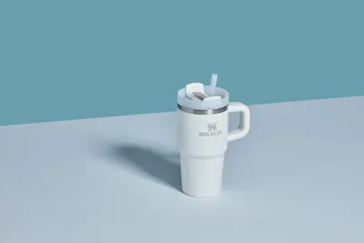 Highlights the product's insulated design to keep drinks at desired temperature.
