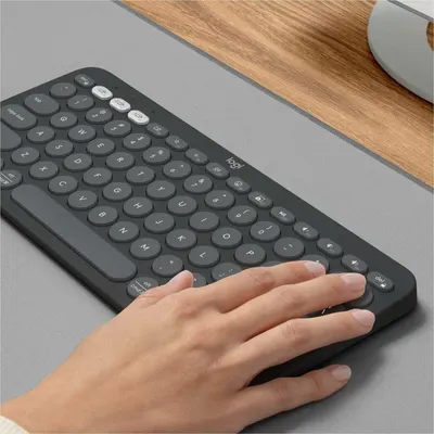 Highlights the keyboard's slim and compact design, emphasizing its space-saving and portable nature.