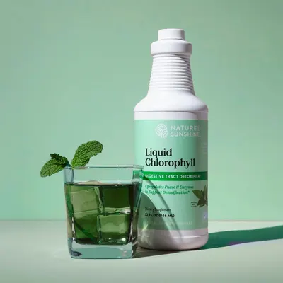 Highlights the product's key benefit of detoxifying the digestive tract, emphasizing its natural chlorophyll content.