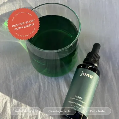 Highlights the product's award-winning status to build credibility and trust with potential customers. Emphasizes the product's specific benefit as a de-bloating supplement to attract customers…