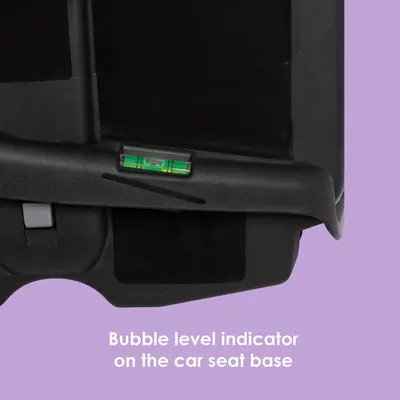 Highlights the car seat's built-in bubble level indicator to ensure proper installation and safety.