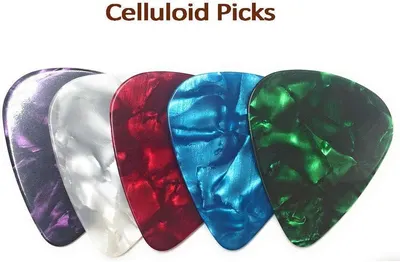 Demonstrates the different color options available for the celluloid guitar picks, helping shoppers visualize the variety and choose their preferred aesthetic.