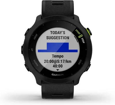 Demonstrates the watch's intelligent training suggestion feature that provides personalized workout recommendations based on tempo and performance data.