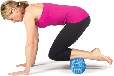 Demonstrates how to properly use the foam roller for leg muscle recovery and stretching, showing the correct body positioning and technique. Highlights the product's use for muscle recovery and…