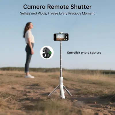 Demonstrates the remote shutter functionality that allows users to capture selfies and vlogs hands-free with one-click convenience, emphasizing ease of use for content creation.