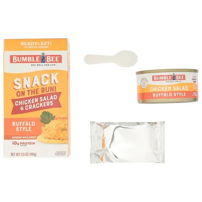 Shows everything included in the snack kit—the chicken salad container, crackers, and spoon—to help shoppers understand the complete package they will receive.