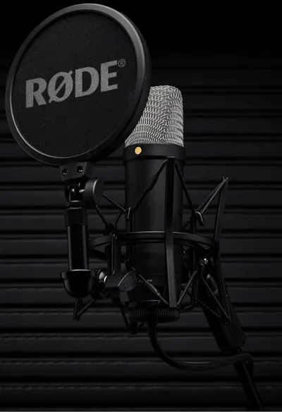 Displays the complete microphone setup in a clean, professional manner to show the product and included accessories without distractions.
