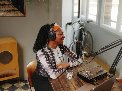 Demonstrates the product being used in a real-world home environment to help shoppers visualize how it fits into their lifestyle and usage scenarios.