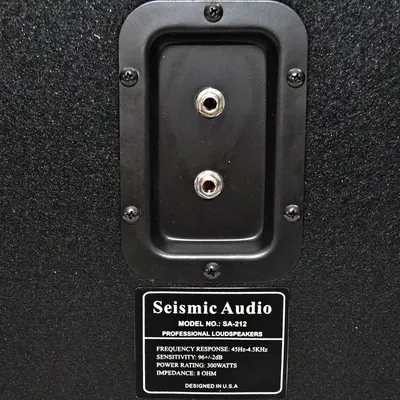 Communicates the technical specifications and performance capabilities of the professional loudspeaker to inform buyers about its audio quality and power handling.
