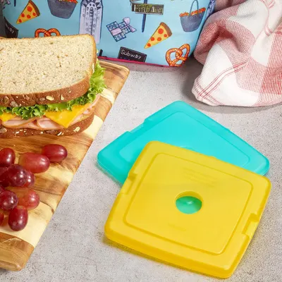 Shows the product in a real-world lunch setting to help shoppers visualize how it fits into their daily routine and lifestyle.