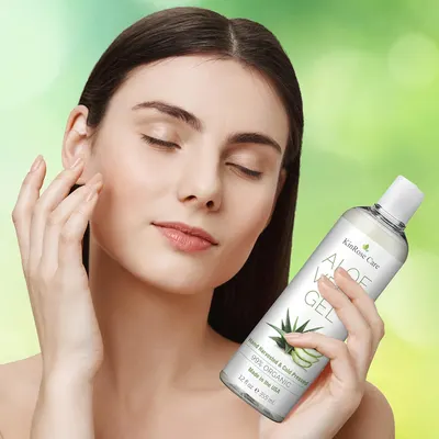 Demonstrates the product in a real-world skincare routine context, showing a model using the aloe gel to convey a sense of freshness, natural beauty, and gentle skin care.