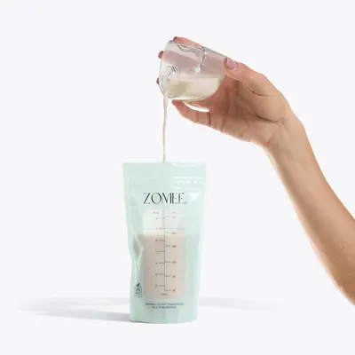 Demonstrates how to use the product by showing milk being poured from a glass into the ZOMEE storage bag, communicating ease of use and practical application. Highlights the simple, convenient…