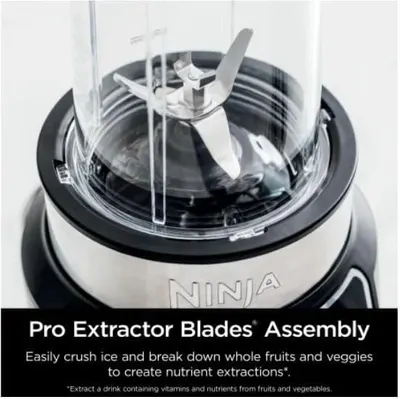 Highlights the specialized blade assembly component and its function to crush ice and break down whole fruits and vegetables for nutrient extraction.