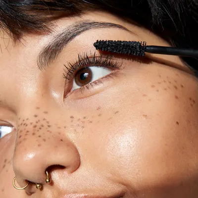 Demonstrates how to apply the mascara product, showing the application technique to help shoppers understand ease of use and expected results.