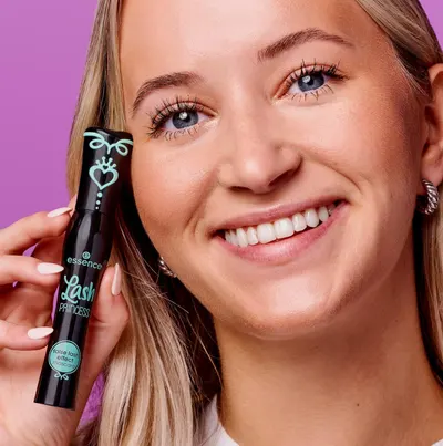 Demonstrates the dramatic lash enhancement results achieved by using the Essence Lash Princess mascara, showing the visible transformation and volume it delivers.