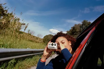 Demonstrates the product being used in a real-world outdoor travel scenario, creating an emotional connection and showing the product's portability and lifestyle appeal.