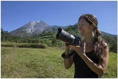 Demonstrates the product being used in a real-world outdoor setting to help shoppers visualize themselves using the camera in nature and adventure scenarios.