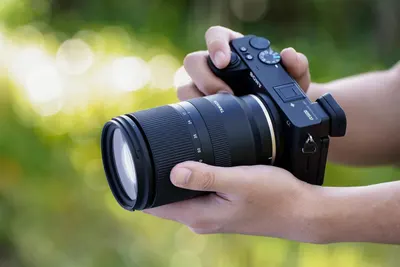 Demonstrates the camera in use in a natural outdoor setting to help shoppers visualize themselves using the product in real-life scenarios.