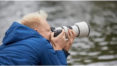 Demonstrates the product in a real-world outdoor photography scenario to help shoppers visualize themselves using the camera and lens in nature settings.