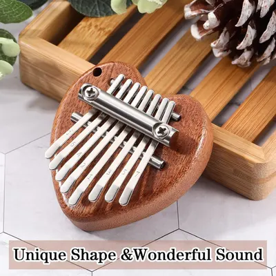 Highlights the product's distinctive heart-shaped design and quality sound to appeal to shoppers looking for an aesthetically pleasing and well-performing musical instrument.