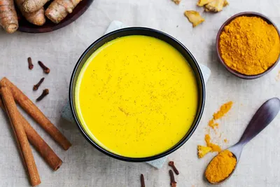 Shows the natural ingredients included in or used to make the product, reassuring shoppers of its wholesome composition and helping them understand what they're getting.