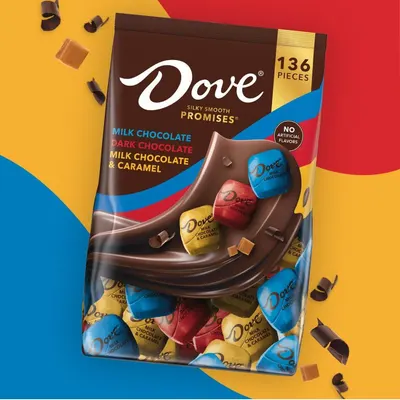 Shows the customer the variety of chocolate flavors included in the bag (milk chocolate, dark chocolate, milk chocolate & caramel) and the quantity (136 pieces) they will receive.