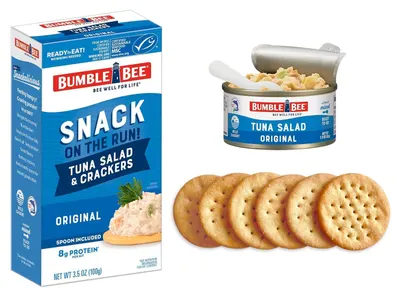Shows the customer exactly what they receive in the snack kit—the tuna salad can, crackers, and included spoon—to set clear expectations and demonstrate convenience.