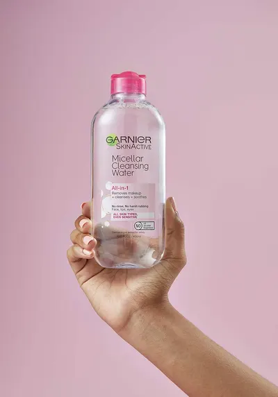 Shows the product in a real-world context being held by a hand against a lifestyle background, allowing shoppers to visualize the product size and appearance without any feature callouts or text…